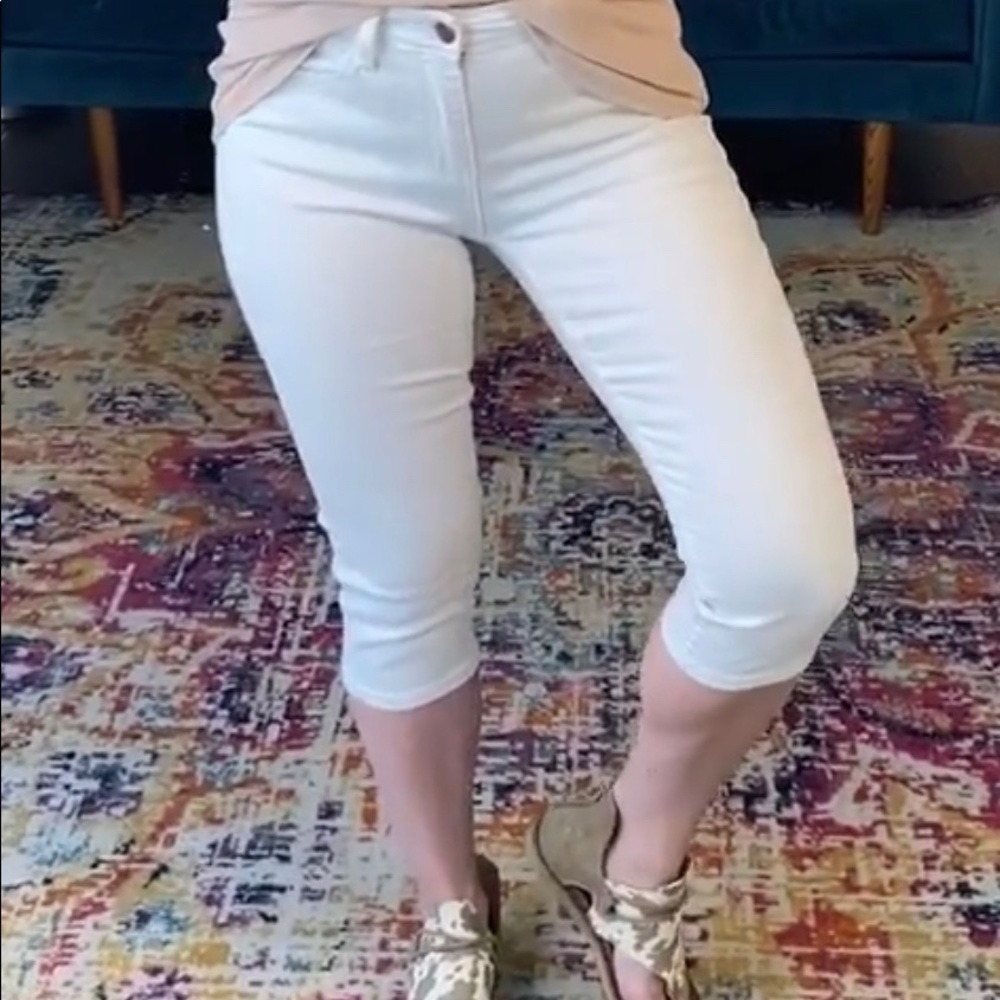 Judy Blue Non-distressed white capris. 14w